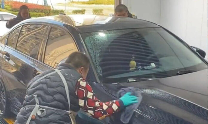The Nanjinger - Former Weightlifting Champ Gives Down Syndrome Sufferers Work in Nantong Car Wash