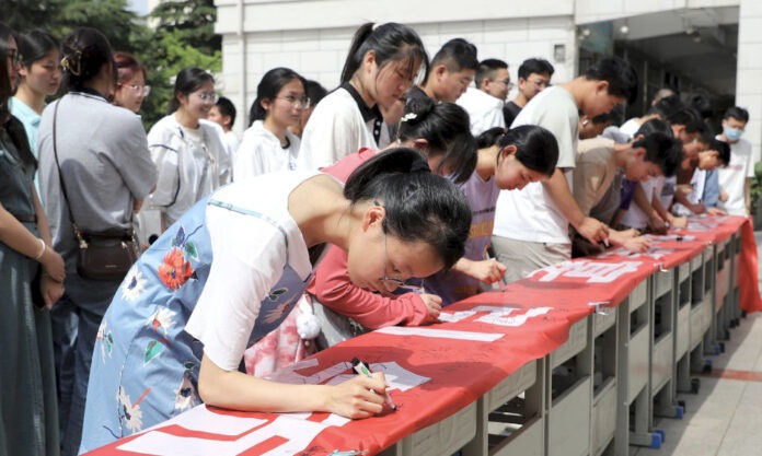 The Nanjinger - 10,000 Teachers & Students in Suqian Sign Commitment to Not Attend Banquet