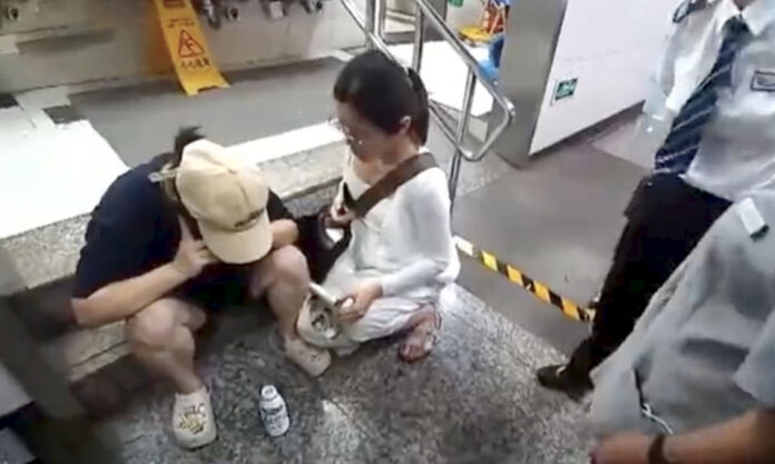 The Nanjinger - 8 Month Pregnant Military Doctor’s Intervention on Nanjing Metro gets 83 Million Views