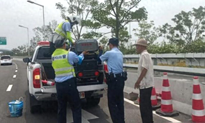 The Nanjinger - 80 Year Old Man Drives Electric Tricycle on Suqian Expressway in Wrong Direction