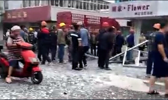 The Nanjinger - Building Front Explodes onto Street in Nantong; Only 2 Injured