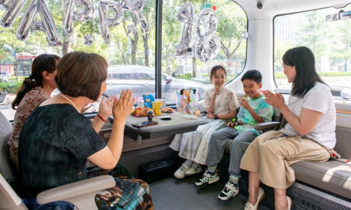 The Nanjinger - Driverless Karaoke Minibus Takes to Streets of Wuxi; Board Games Included