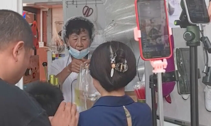 The Nanjinger - Nanjing ¥10 Coffee Auntie Sensation actually uses Nescafé Instant for her Internet Craze