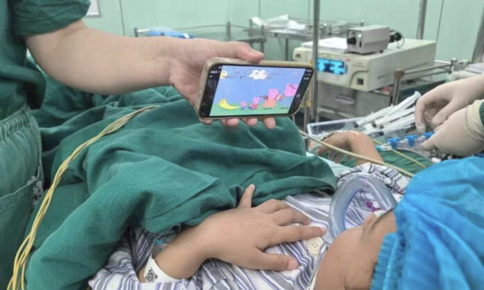 The Nanjinger - Peppa Pig Comes to Operating Room in Huai’an to Soothe Pre Surgery Nerves
