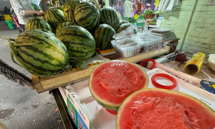 The Nanjinger - Watermelon Eaters! Nanjing Munches its Way through almost 1,000 Tonnes per Day!