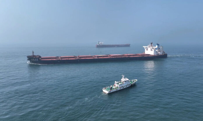 The Nanjinger - 1st Simultaneous Entry & Exit for 2 Ultra Large Ships at Lianyungang Port