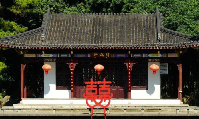 The Nanjinger - Nanjing’s Mochou Lake Park Lotus Pavilion becomes 1st Romantic Marriage Point