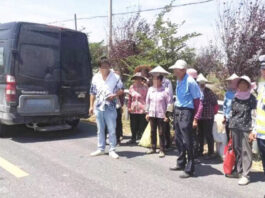 The Nanjinger - Van with Capacity for 6 Found stuffed with 14 People in Yangzhou
