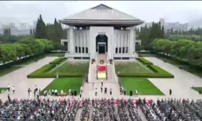The Nanjinger - 1,200 Middle School Students in Camouflage Walk 30KM for New Semester