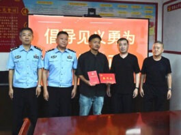 The Nanjinger - Barber in Yangzhou Climbs Outer Wall 6 Floors Barehand to Save Trapped Child