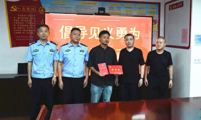 The Nanjinger - Barber in Yangzhou Climbs Outer Wall 6 Floors Barehand to Save Trapped Child