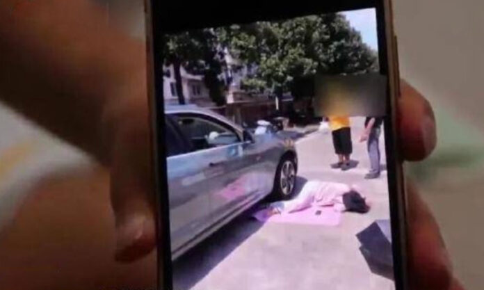 The Nanjinger - Woman in Suzhou Lying on Road to Sunbathe Run over by Car