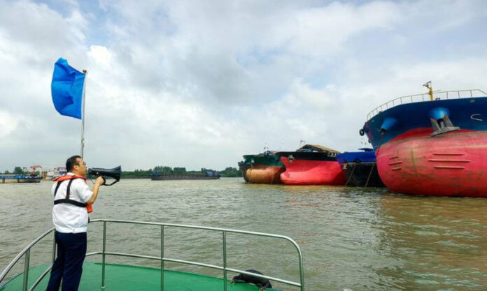 The Nanjinger - Entire Section of Yangtze River in Jiangsu Closed as Typhoon Hits