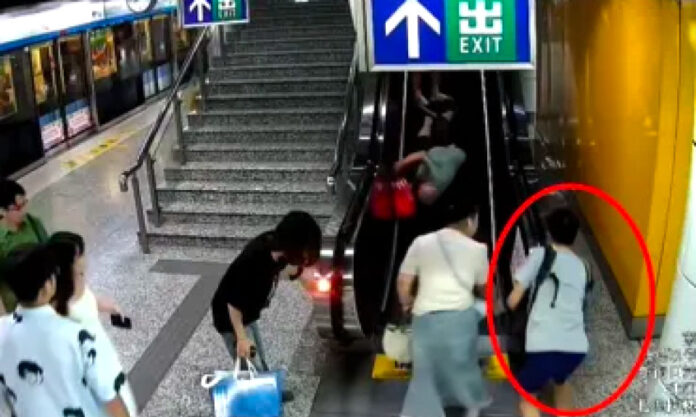 The Nanjinger - Former Metro Train Driver Saves Old Man on Station Escalator in Nanjing