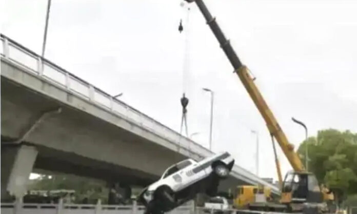 The Nanjinger - No one Comes to Help as Urban Management Car Crashes into River in Yangzhou