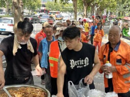 The Nanjinger - Queues around the Block in Xuzhou for 50 Days of Free Public Welfare Lunch