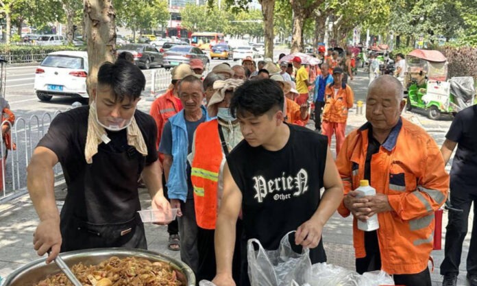 The Nanjinger - Queues around the Block in Xuzhou for 50 Days of Free Public Welfare Lunch