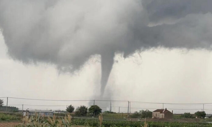 The Nanjinger - “Water Dragon” Tornado in Suqian Lowers Lake Levels by 30CM in Seconds