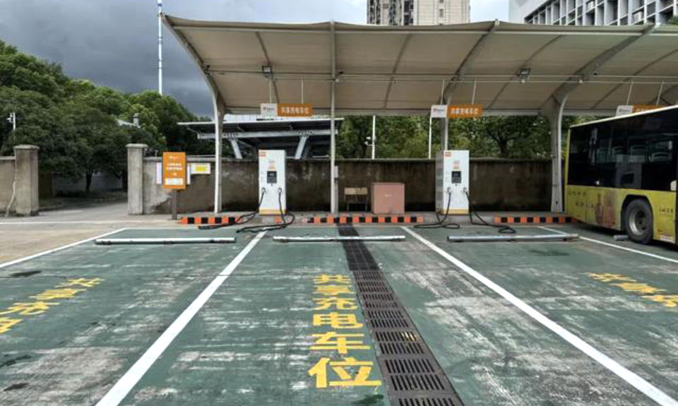 The Nanjinger - Zhenjiang opens Bus Stations to Public for Electric Car Owners to Charge