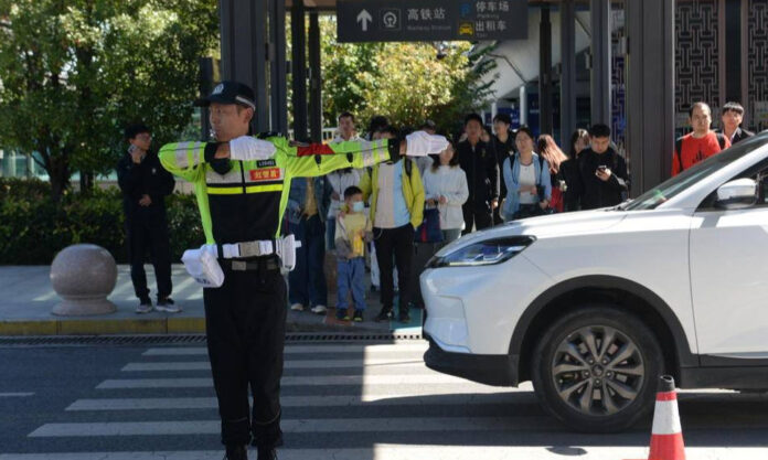 The Nanjinger - 14 Consecutive Days on Duty for Suqian Traffic Cop, for 14 Consecutive Years