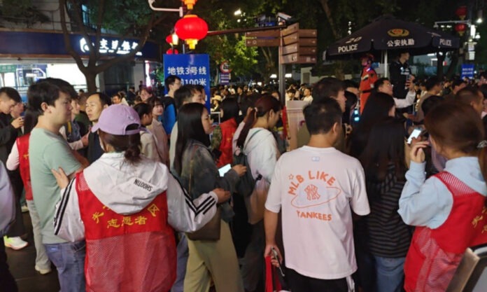 The Nanjinger - 5,000 Volunteers Give up Holiday Time to Better Serve Tourists to Nanjing