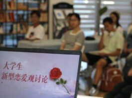 The Nanjinger - “Is Dating in College a Waste of Time?”, Addressed by Student Salon in Zhenjiang