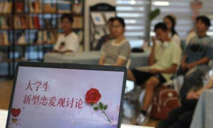The Nanjinger - “Is Dating in College a Waste of Time?”, Addressed by Student Salon in Zhenjiang