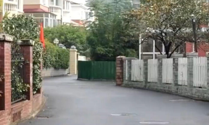 The Nanjinger - Local Residents’ Crowdfunding Fixes Dilapidated Roads in Nanjing Community