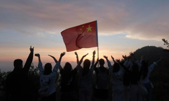 The Nanjinger - Nanjingers Brave Elements to Raise Chinese Flag at Dawn atop Purple Mountain