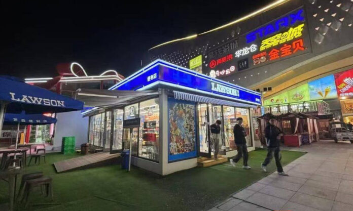 The Nanjinger - Customers Queue for 10 Hours to Enter Lawson’s 1st Store in Lianyungang