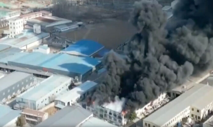The Nanjinger - Enormous Fire & Black Smoke Engulfs Warehouse in Xuzhou