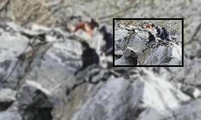 The Nanjinger - Firefighters in Xuzhou Called in to Rescue Man Trapped in Cave on 20 Metre High Cliff