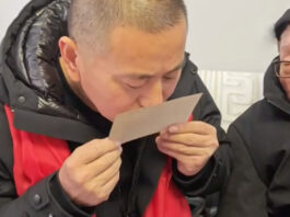 The Nanjinger - 49 Years Late, Man Returns to Wuxi to Kiss Photo of Deceased Father
