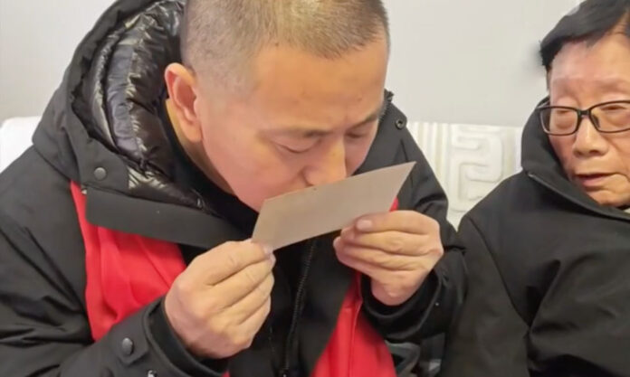 The Nanjinger - 49 Years Late, Man Returns to Wuxi to Kiss Photo of Deceased Father