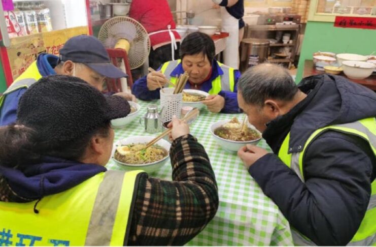 The Nanjinger - Noodle Restaurant in Zhenjiang Treats Sanitation Workers to Breakfast!