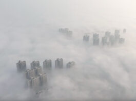 The Nanjinger - Dense Fog Converts Lianyungang into a City in the Sky!