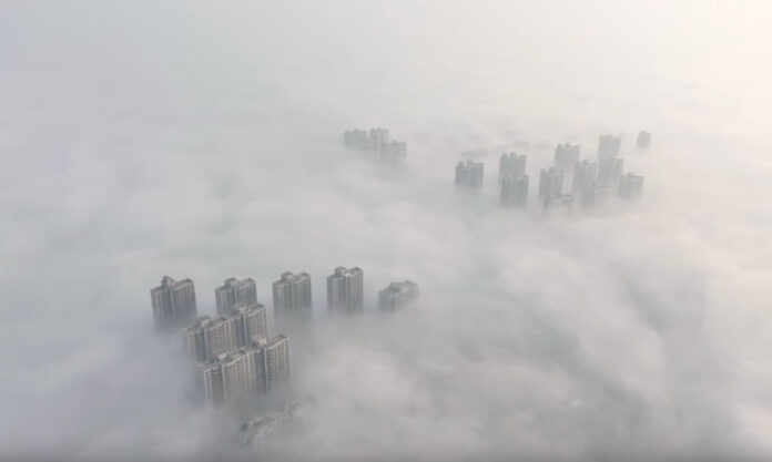 The Nanjinger - Dense Fog Converts Lianyungang into a City in the Sky!