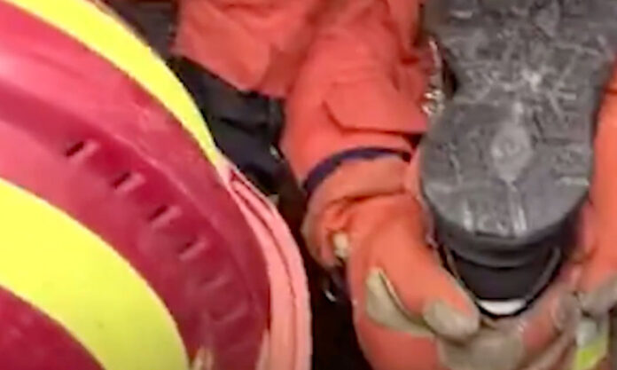 The Nanjinger - Firefighter Lowered upside down into 50CM Wide Well in Nantong to Rescue 60YO