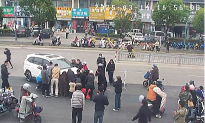 The Nanjinger - Huai’an Police Appeal for Bystanders who Lifted 2 Tonne Car off Bicycle Rider