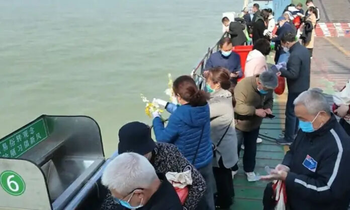 The Nanjinger - Mass Burial for 129 Deceased Carried out in Yangtze River in Taizhou