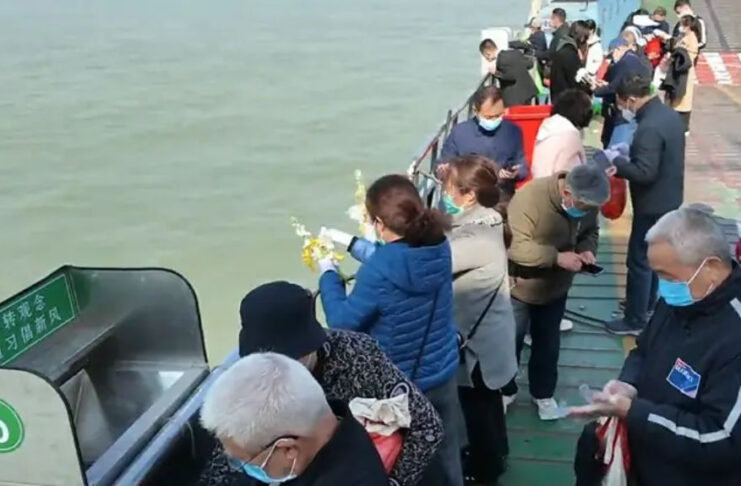 The Nanjinger - Mass Burial for 129 Deceased Carried out in Yangtze River in Taizhou