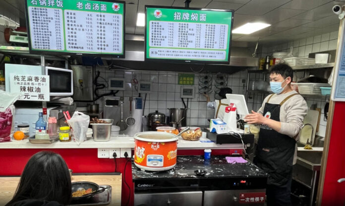 The Nanjinger - Nanjing Restaurant Owner wants to Give Soldiers Free Means, But Completely Fails!