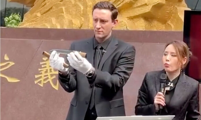 The Nanjinger - American Blogger Evan Kyle back in Nanjing again to Donate World War II Materials