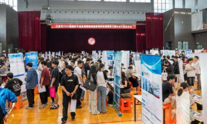 The Nanjinger - Resume Clinics are Key Feature at Job Fairs for Students Held across Jiangsu