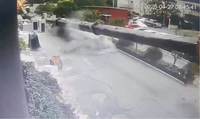 The Nanjinger - Crane Falls 23 Floors in Nanjing Miraculously Missing Construction Worker