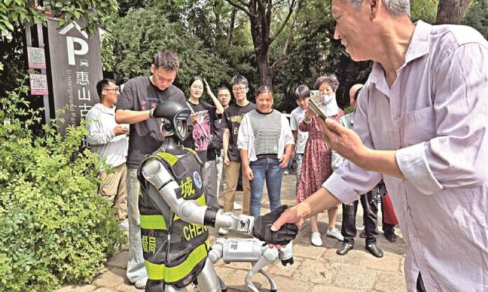 The Nanjinger - Robotic Urban Management Officer Appears in Wuxi Scenic Spot
