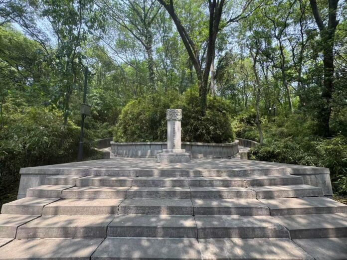 The Nanjinger - Paying Awe Struck Respect to Departed Royalty in Nanjing