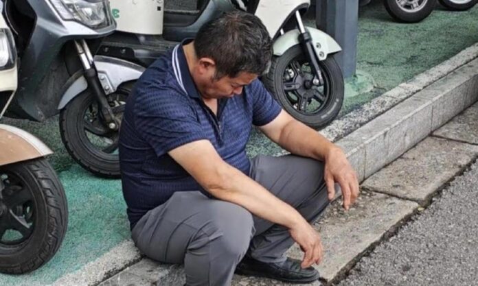 The Nanjinger - 52YO Decorator Falls Asleep Waiting 3 Days for Daughter to Finish College Entrance Exam