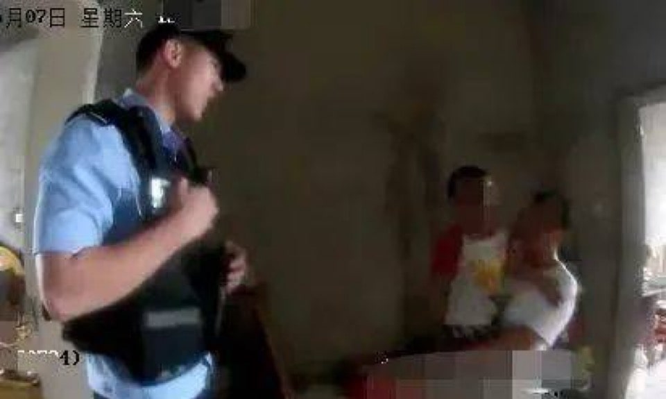 The Nanjinger - Police Arrive in the Nick of Time as 3 Year Old in Yancheng Climbs out 7F Window