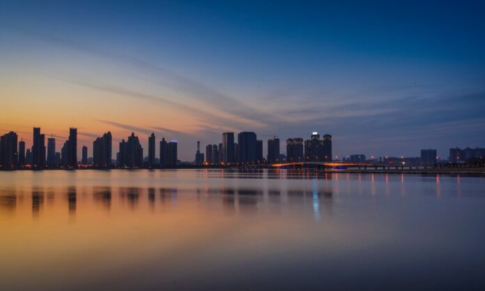 The Nanjinger - Bengbu; Pearl City Pulled by Railways, Glass and the Broad Huai